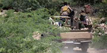 Soldados del gobierno yemení respaldado por Arabia Saudí viajan en una camioneta cerca del frente de Jabal Han, al oeste de Taiz, el 3 de octubre de 2026.