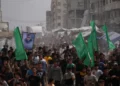 Palestinos trasladan los cuerpos de los miembros de Hamás Mohannad Abu Foul e Izz al-Din al-Bik durante su funeral, tras morir en un ataque aéreo israelí en Ciudad de Gaza, el 29 de septiembre de 2026.