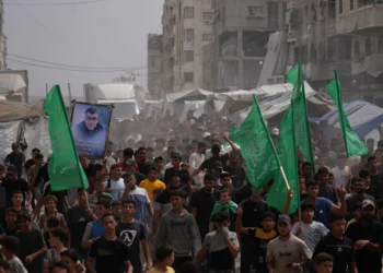 Palestinos trasladan los cuerpos de los miembros de Hamás Mohannad Abu Foul e Izz al-Din al-Bik durante su funeral, tras morir en un ataque aéreo israelí en Ciudad de Gaza, el 29 de septiembre de 2026.