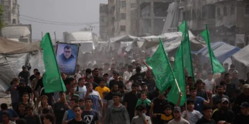 Palestinos trasladan los cuerpos de los miembros de Hamás Mohannad Abu Foul e Izz al-Din al-Bik durante su funeral, tras morir en un ataque aéreo israelí en Ciudad de Gaza, el 29 de septiembre de 2026.