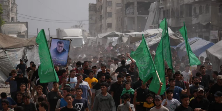 Palestinos trasladan los cuerpos de los miembros de Hamás Mohannad Abu Foul e Izz al-Din al-Bik durante su funeral, tras morir en un ataque aéreo israelí en Ciudad de Gaza, el 29 de septiembre de 2026.