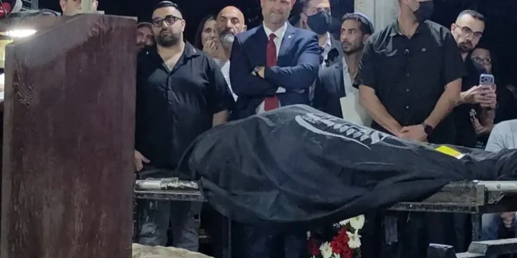 Fotografía publicada sobre el funeral de la activista israelí Sheffi Paz