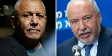 A la izquierda, Gadi Eisenkot durante un acto electoral en Kiryat Malachi el 17 de agosto de 2026. A la derecha, Avigdor Liberman en una reunión de su partido en la Knéset el 7 de julio de 2025.