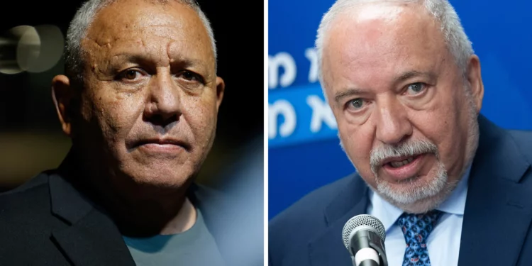 A la izquierda, Gadi Eisenkot durante un acto electoral en Kiryat Malachi el 17 de agosto de 2026. A la derecha, Avigdor Liberman en una reunión de su partido en la Knéset el 7 de julio de 2025.