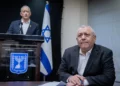 Los entonces ministros del gabinete de guerra Gadi Eisenkot, a la derecha, y Benny Gantz durante una conferencia de prensa en la Knesset, Jerusalén, 26 de febrero de 2024.
