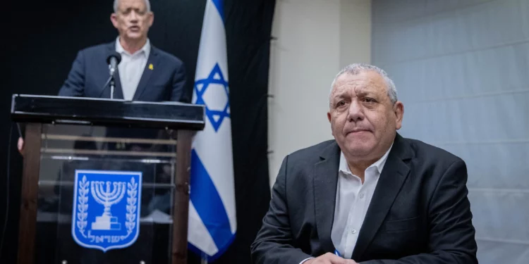 Los entonces ministros del gabinete de guerra Gadi Eisenkot, a la derecha, y Benny Gantz durante una conferencia de prensa en la Knesset, Jerusalén, 26 de febrero de 2024.