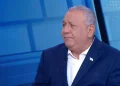 El líder opositor Gadi Eisenkot, de Yashar, durante una entrevista en Channel 12 News el 24 de octubre de 2026, tres días antes de las elecciones. (Captura de pantalla de Channel 12)