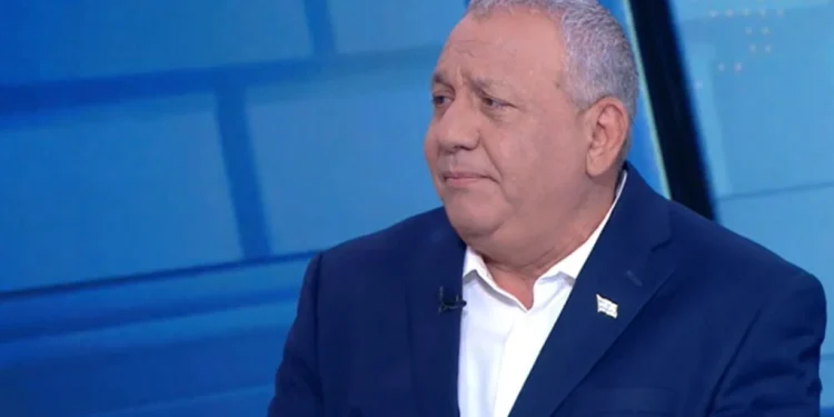 El líder opositor Gadi Eisenkot, de Yashar, durante una entrevista en Channel 12 News el 24 de octubre de 2026, tres días antes de las elecciones. (Captura de pantalla de Channel 12)