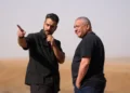 Gadi Eisenkot conversa con su guardia de seguridad antes de pronunciar un discurso de campaña en la frontera entre Israel y Gaza, el 15 de octubre de 2026.