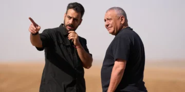 Gadi Eisenkot conversa con su guardia de seguridad antes de pronunciar un discurso de campaña en la frontera entre Israel y Gaza, el 15 de octubre de 2026.