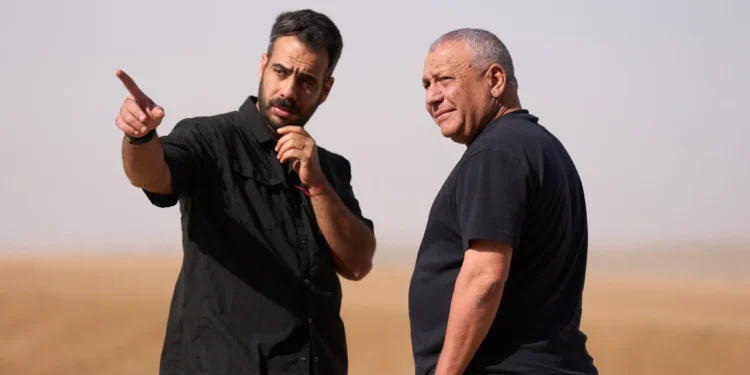 Gadi Eisenkot conversa con su guardia de seguridad antes de pronunciar un discurso de campaña en la frontera entre Israel y Gaza, el 15 de octubre de 2026.
