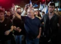 Gadi Eisenkot, líder del partido Yashar, durante una manifestación en la plaza de los Rehenes de Tel Aviv.