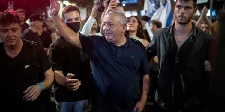 Gadi Eisenkot, líder del partido Yashar, durante una manifestación en la plaza de los Rehenes de Tel Aviv.