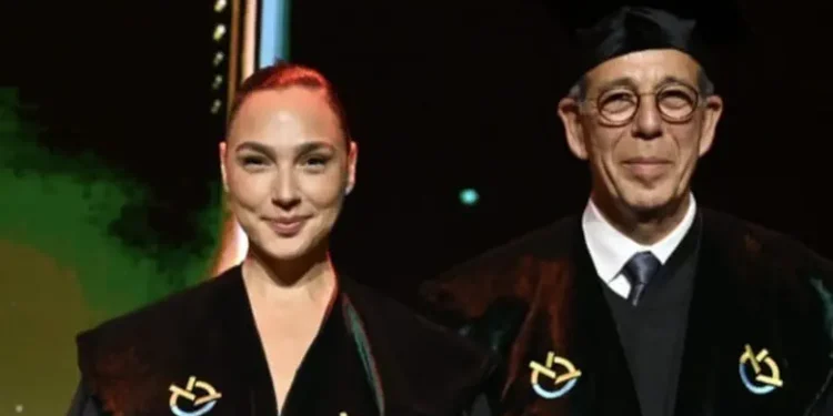 Gal Gadot junto al presidente de la Universidad Bar-Ilan, Arie Zaban