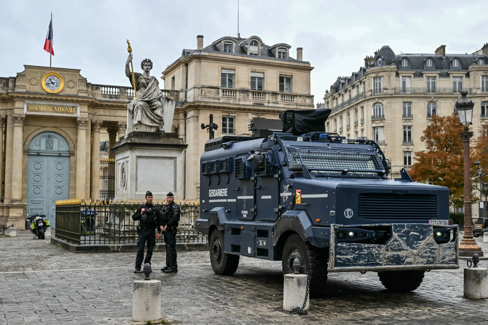 Gendarmes ante la Asamblea Nacional de Francia Gendarmes franceses vigilan la entrada de la Asamblea Nacional en París el 24 de octubre de 2026.