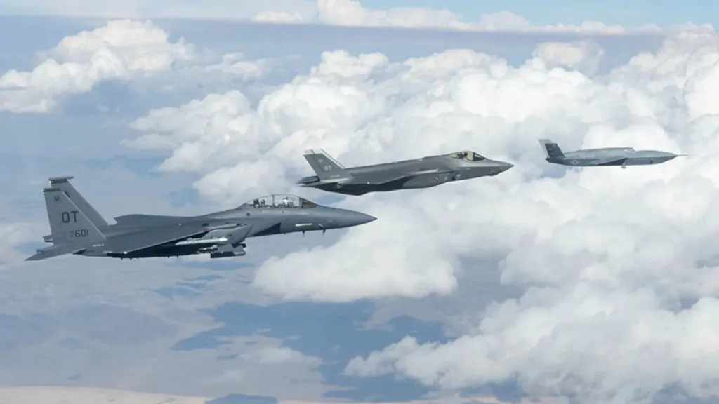 Dron Vengeance de General Atomics en formación con cazas F-35A y F-15E
