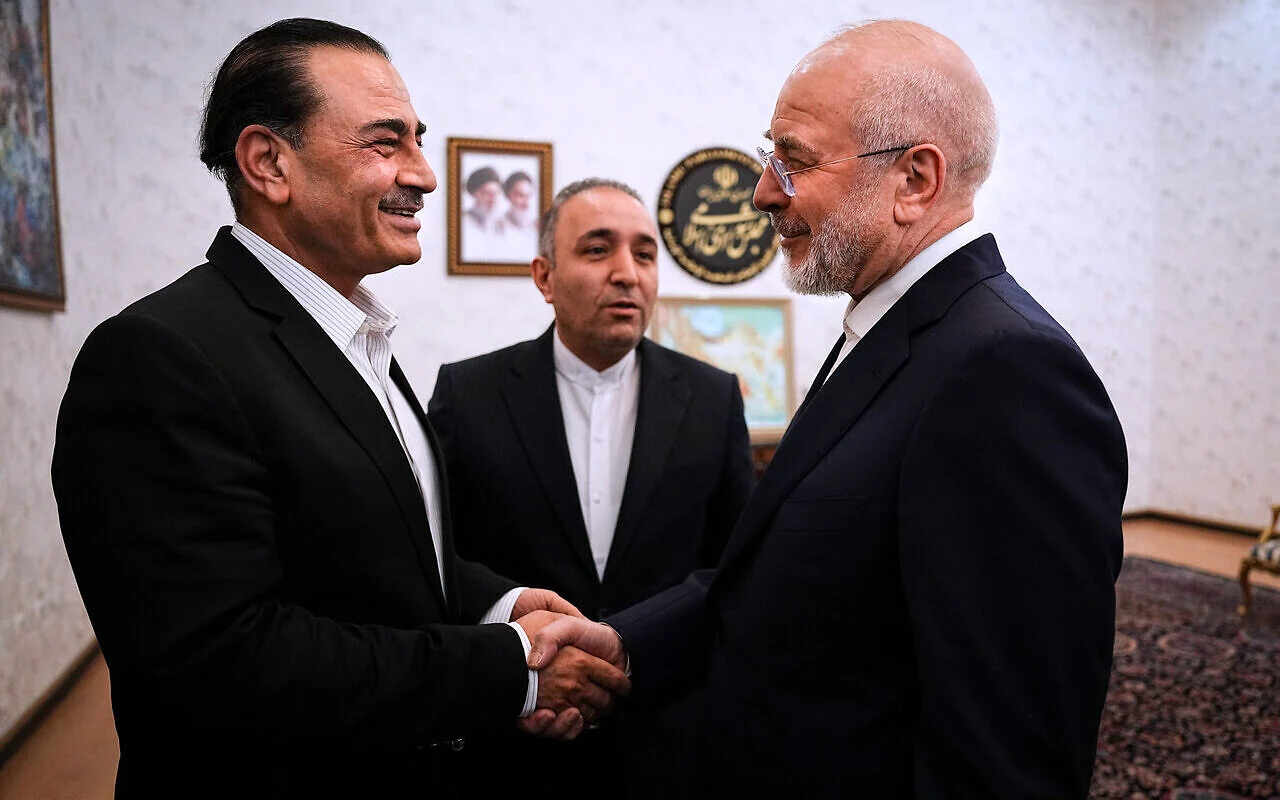 Mohammad Bagher Ghalibaf y Asim Munir Mohammad Bagher Ghalibaf estrecha la mano del jefe del Ejército de Pakistán, Asim Munir, en Teherán el 24 de agosto de 2026.