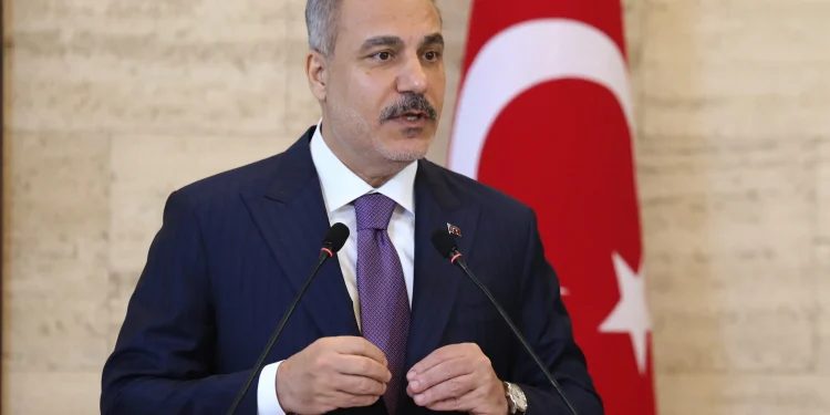 El ministro turco de Exteriores, Hakan Fidan, durante una conferencia de prensa con su homólogo sirio, Asaad al-Shibani, en Damasco, el 13 de septiembre de 2026.