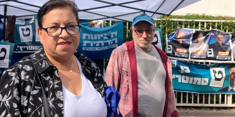 Hannah Goldstein y su esposo, Chaim Goldstein, frente al centro de votación en Nahariya.