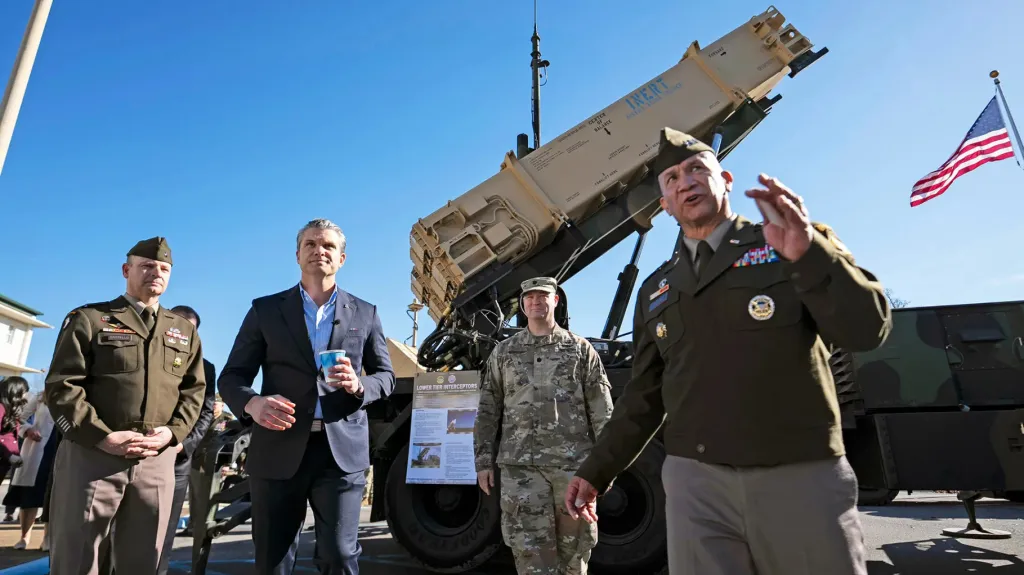 El secretario Hegseth ante un lanzador Patriot en Redstone Arsenal El secretario Hegseth ante un lanzador Patriot en Redstone Arsenal