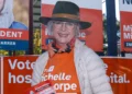 Helen Haines, diputada independiente por Indi, durante las elecciones parciales de Farrer en Albury, Australia, el 9 de mayo de 2026.