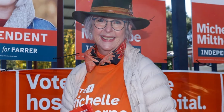 Helen Haines, diputada independiente por Indi, durante las elecciones parciales de Farrer en Albury, Australia, el 9 de mayo de 2026.