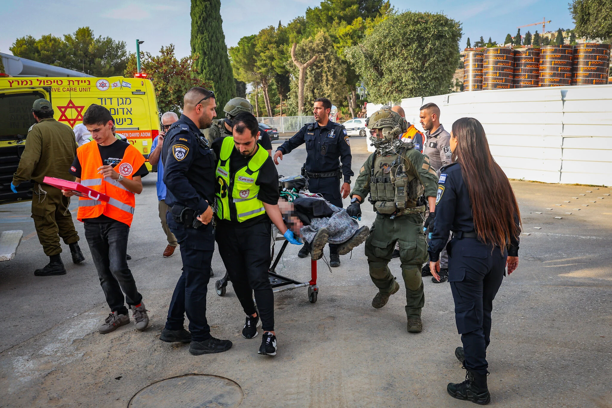 Estudiantes y profesores heridos llegan al Centro Médico Ziv en Safed tras una explosión durante una excursión escolar cerca del Líbano.