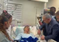 Noticia sobre la visita de Netanyahu y Kish a los estudiantes heridos por una explosión en el norte de Israel