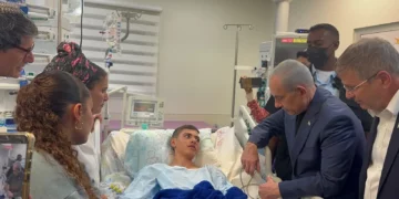 Noticia sobre la visita de Netanyahu y Kish a los estudiantes heridos por una explosión en el norte de Israel