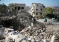Residentes inspeccionan los daños tras un ataque aéreo israelí contra Hezbolá en la localidad de Mayfadoun, en el sur del Líbano, el 5 de septiembre de 2026.
