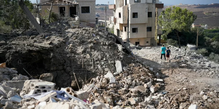 Residentes inspeccionan los daños tras un ataque aéreo israelí contra Hezbolá en la localidad de Mayfadoun, en el sur del Líbano, el 5 de septiembre de 2026.
