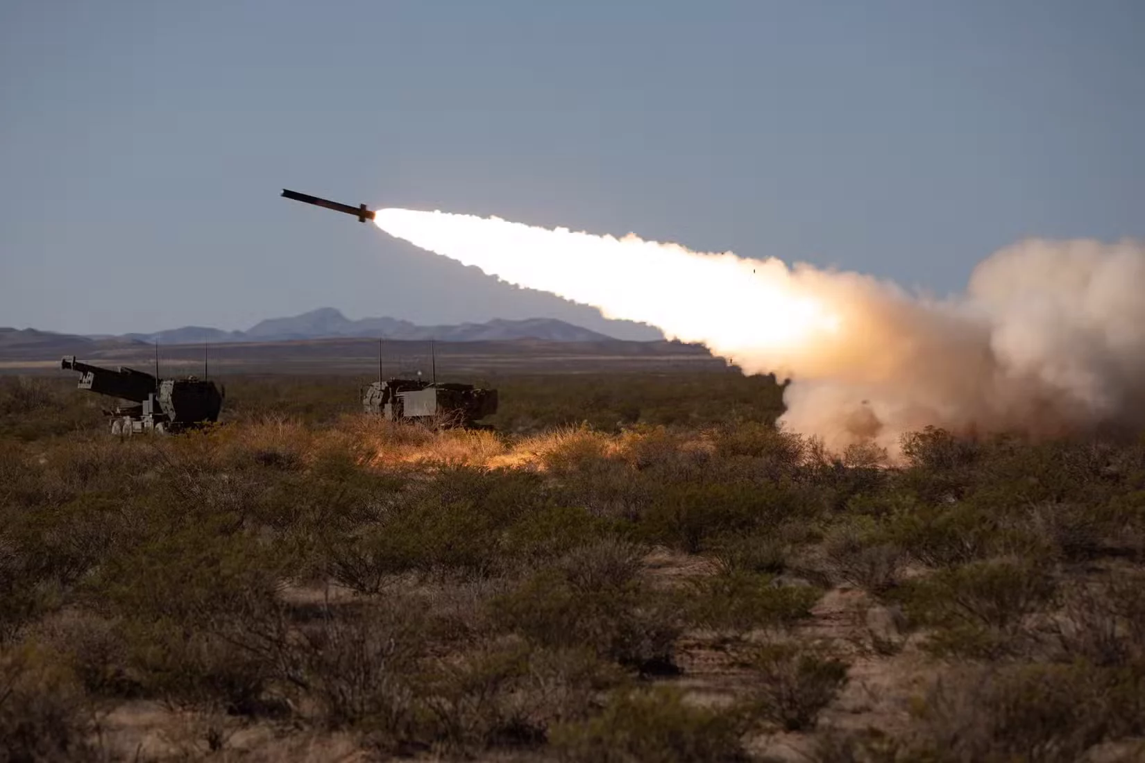 Disparo de un cohete de práctica desde un HIMARS Sistema HIMARS estadounidense dispara un cohete de práctica en Nuevo México