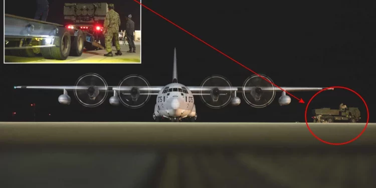 Un KC-130J Super Hercules del Cuerpo de Marines transporta un lanzador M142 HIMARS a Ishigaki, Japón, durante el ejercicio Keen Sword 27 del 15 de octubre de 2026.