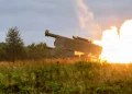 Un HIMARS M142 del Ejército de Estados Unidos dispara durante el ejercicio Orient Shield 26 en Hokkaido, Japón.