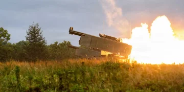 Un HIMARS M142 del Ejército de Estados Unidos dispara durante el ejercicio Orient Shield 26 en Hokkaido, Japón.
