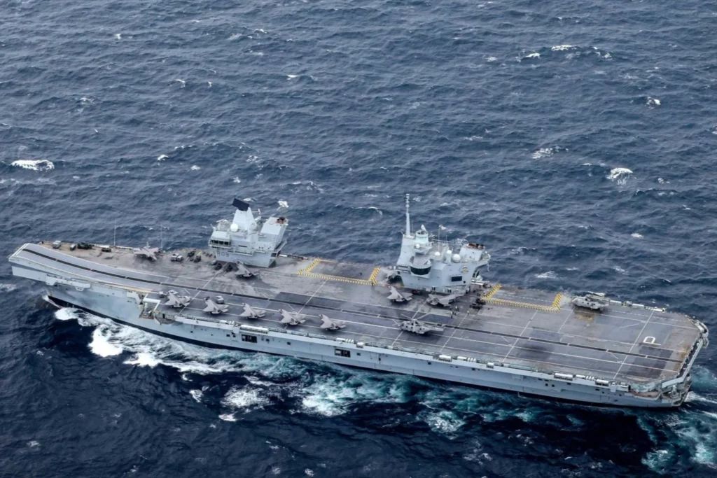 Portaaviones británico HMS Prince of Wales durante operaciones navales en el norte del océano Índico.