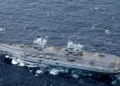 Portaaviones británico HMS Prince of Wales durante operaciones navales en el norte del océano Índico.