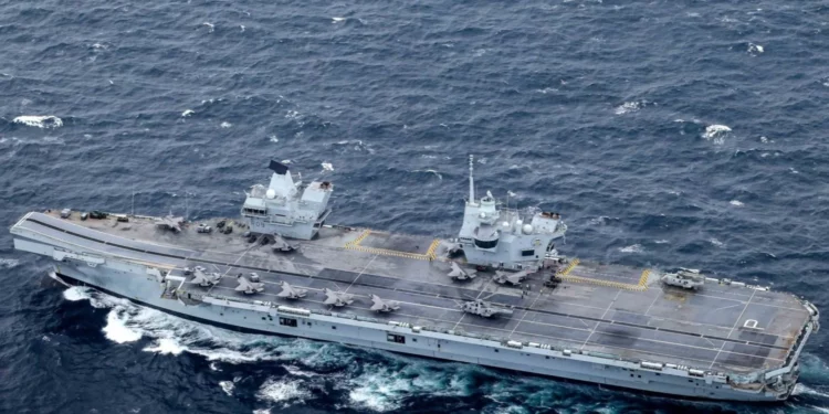 Portaaviones británico HMS Prince of Wales durante operaciones navales en el norte del océano Índico.