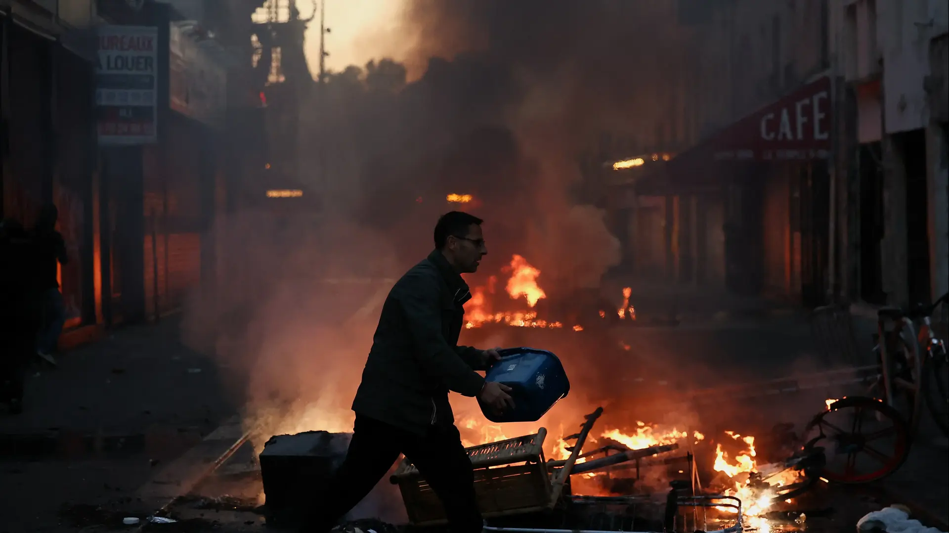Hombre enciende fuego en París el 18 de octubre de 2026 Un hombre enciende fuego en París el 18 de octubre de 2026, un día después de las manifestaciones