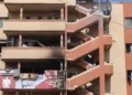 Personas suben unas escaleras hacia el lugar de un ataque israelí contra el hospital Nasser en Jan Yunis, en el sur de la Franja de Gaza, el 25 de agosto de 2025, minutos antes de un segundo ataque en el mismo lugar. (AP/Mariam Dagga)