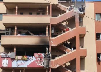 Personas suben unas escaleras hacia el lugar de un ataque israelí contra el hospital Nasser en Jan Yunis, en el sur de la Franja de Gaza, el 25 de agosto de 2025, minutos antes de un segundo ataque en el mismo lugar. (AP/Mariam Dagga)