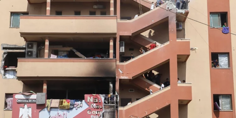 Personas suben unas escaleras hacia el lugar de un ataque israelí contra el hospital Nasser en Jan Yunis, en el sur de la Franja de Gaza, el 25 de agosto de 2025, minutos antes de un segundo ataque en el mismo lugar. (AP/Mariam Dagga)