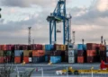 Contenedores en el puerto de Marsella-Fos durante una huelga de 24 horas en Francia el 30 de octubre de 2026.