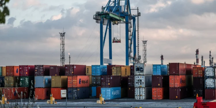 Contenedores en el puerto de Marsella-Fos durante una huelga de 24 horas en Francia el 30 de octubre de 2026.