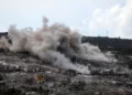 Imagen ilustrativa: humo de una explosión controlada por Israel en Al Mansouri, visto desde Hanniyeh, en el sur del Líbano, el 1 de octubre de 2026.