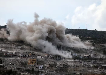 Imagen ilustrativa: humo de una explosión controlada por Israel en Al Mansouri, visto desde Hanniyeh, en el sur del Líbano, el 1 de octubre de 2026.