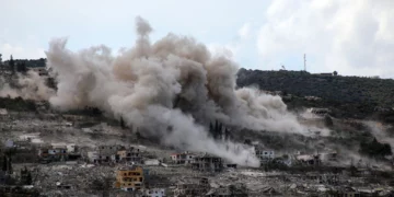 Imagen ilustrativa: humo de una explosión controlada por Israel en Al Mansouri, visto desde Hanniyeh, en el sur del Líbano, el 1 de octubre de 2026.