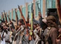 Partidarios hutíes portan fusiles durante una concentración tribal armada en Saná, Yemen, el 7 de octubre de 2026.