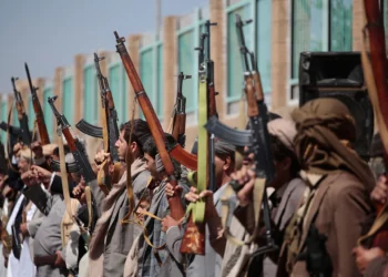 Partidarios hutíes portan fusiles durante una concentración tribal armada en Saná, Yemen, el 7 de octubre de 2026.