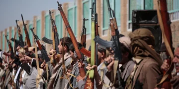 Partidarios hutíes portan fusiles durante una concentración tribal armada en Saná, Yemen, el 7 de octubre de 2026.